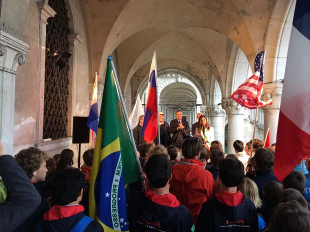 Benvenuto dei giovani velisti sotto le arcate di Palazzo Ducale da parte della presidente Damiano