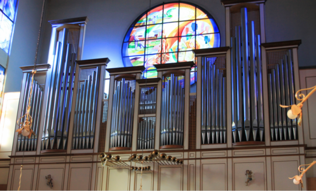 Organo di una chiesa; in alto, un rosone