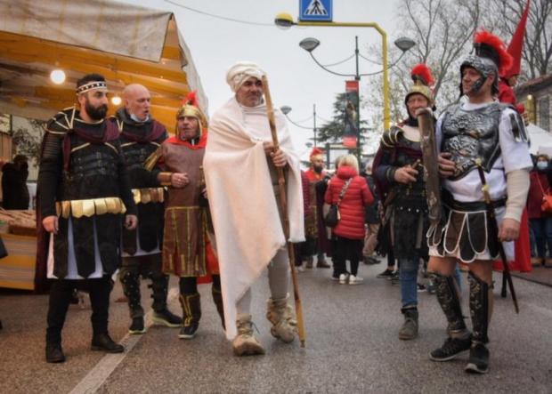 Gruppo di persone travestite da San Martino e legionari romani