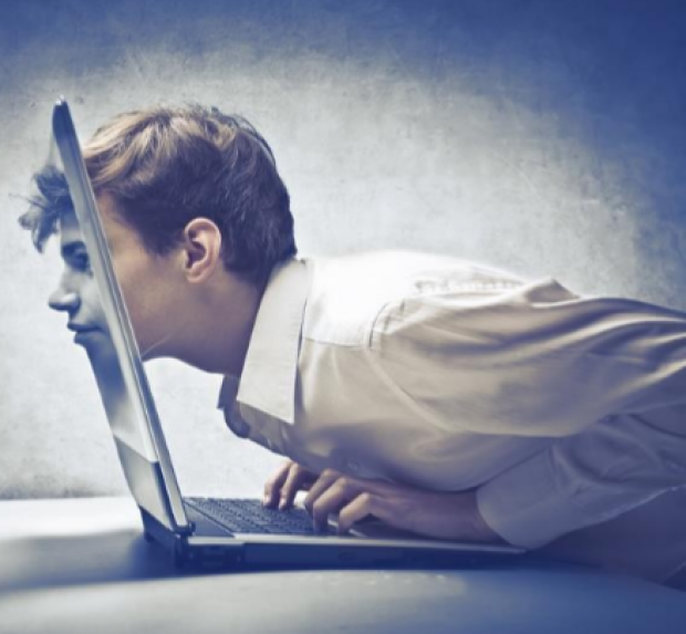 Ragazzo entra con la testa in un pc