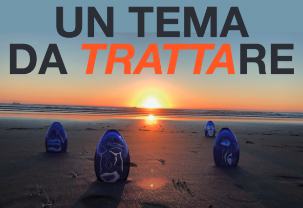 sole al tramonto e spiaggia