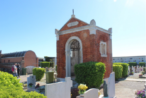 Cimitero, rubano le ostie della chiesa per portarle sull'altare