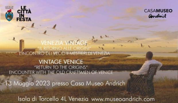 Un uomo seduto di spalle su una sedia di vimini ammira il paesaggio lagunare di Torcello