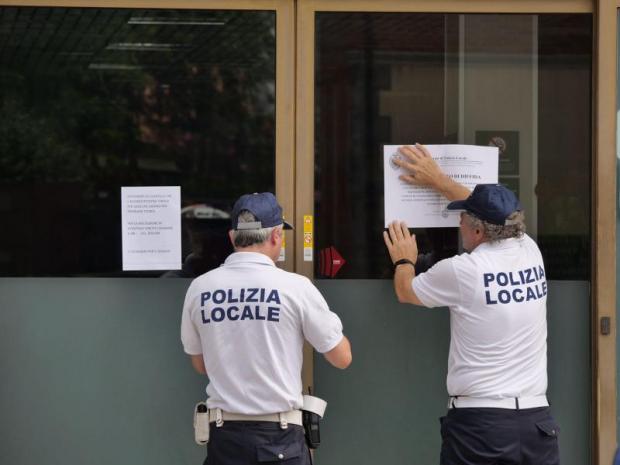 agenti di Polizia locale mettono i sigilli a un locale