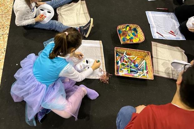 bambini a terra fanno maschere bambini a terra fanno maschere