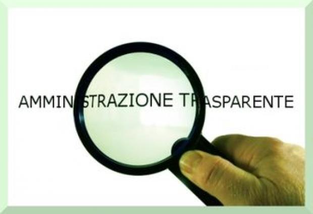 Scritta "Amministrazione trasparente" con lente d'ingrandimento