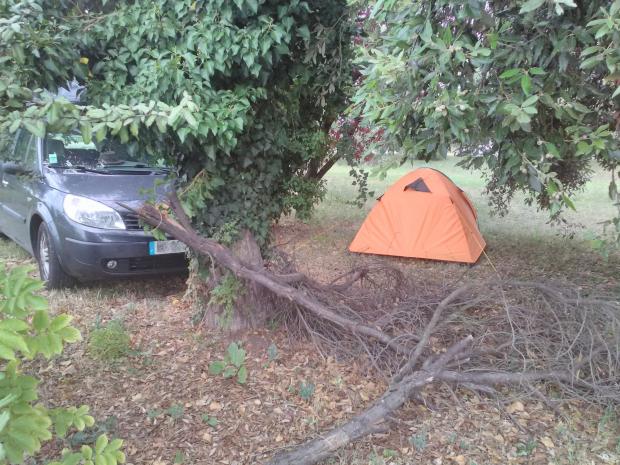 Tenda in Parco S.Giuliano vicino ad una macchina