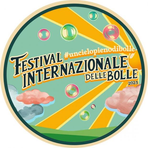 Grafica: titolo dell'evento contornato di bolle di sapone