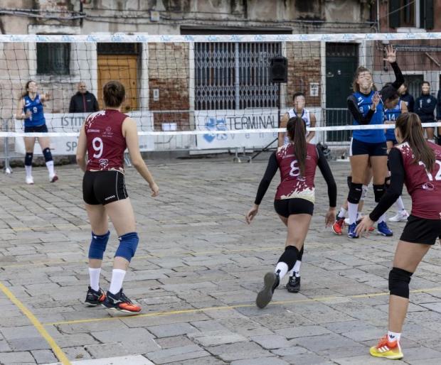 Partita di pallavolo femminile disputata all'aperto, in un campo veneziano