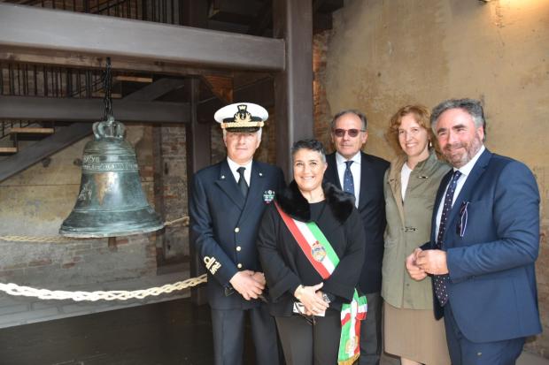 Autorità presso campana della restaurata Torre Campanella all'Arsenale