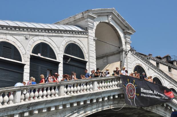 Turisti su rialto