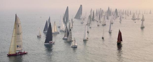 Gruppo di decine di barche a vela in mare, viste dall'alto