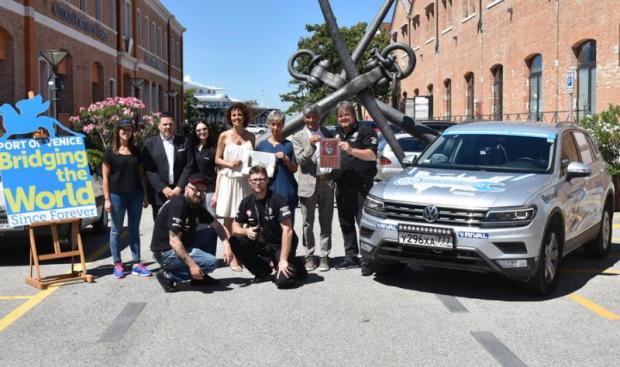 Pilota Zietlow al Porto di Venezia con le autorità prima della partenza per la Venezia-Shanghai-Venezia