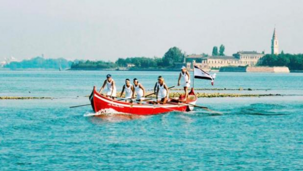 donne su barca a remi