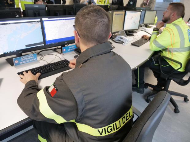 Vigile del fuoco e operatore Suem nella nuova centrale operativa