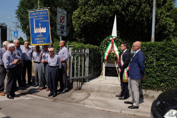 deposizione corona d'alloro sul cippo dedicato a Taliercio