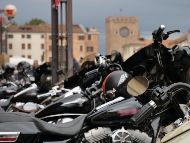 Motociclette in piazza Ferretto