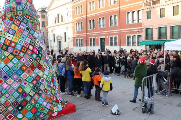 Un Albero Di Natale Tutto Alluncinetto Colora Da Oggi Via