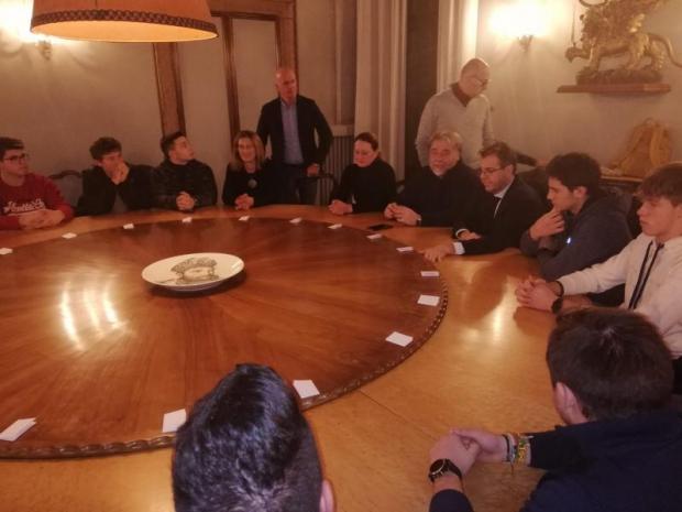 Il consigliere Giusto al tavolo con i regatanti