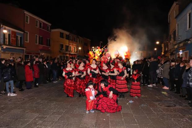 Il Carnevale in piazza a Burano