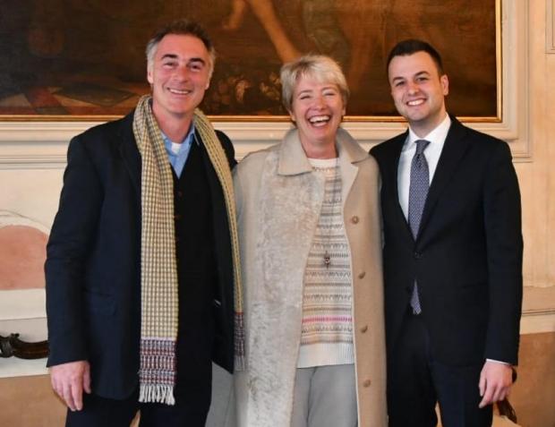 Emma Thompson e Greg Wise con l'assessore alla Coesione sociale