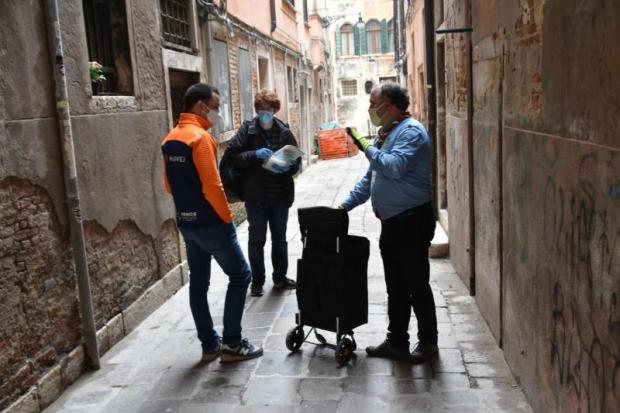 La consegna delle mascherine nel centro storico di Venezia