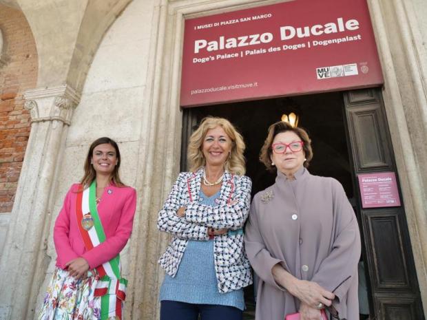 La presidente Damiano con i vertici di Fondazione Muve all'ingresso di Palazzo Ducale