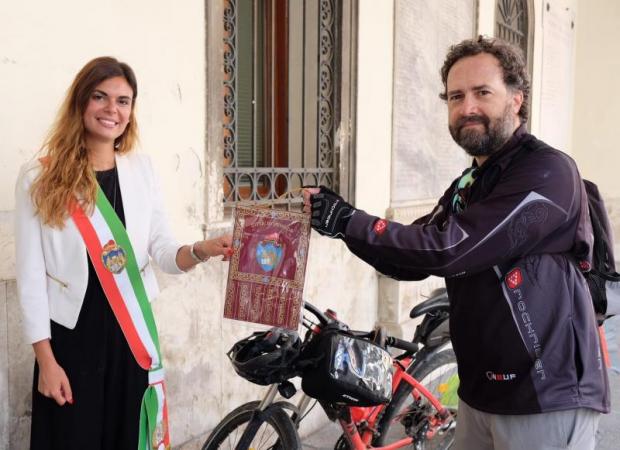 Scambio di gagliardetti tra la presidente Linda Damiano e il ciclista di Torino Luigi Scuto