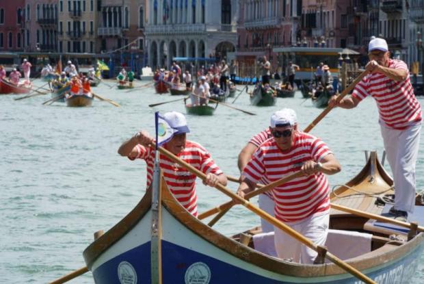 Vogatori in barca nel Canal Grande