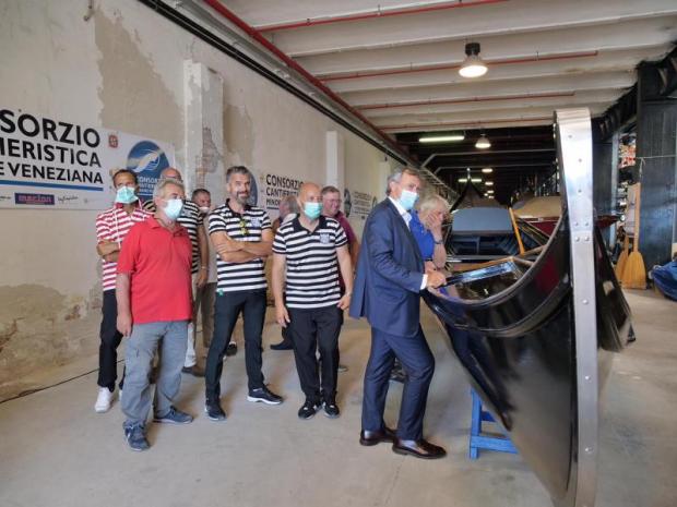 Il sindaco Brugnaro e i gondolieri con la nuova Gondola da Parada