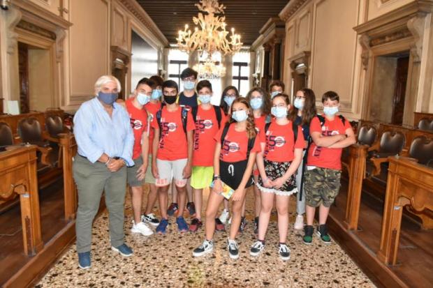 Incontro a Ca' Farsetti tra l'assessore Mar e i ragazzi dell'associazione Tgs