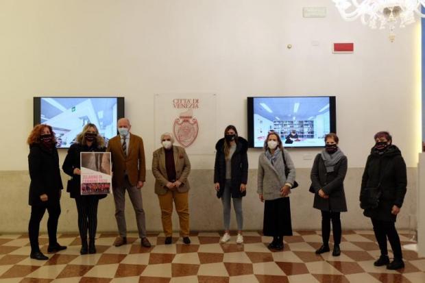 La consegna del ricavato dell'iniziativa nell'androne di Ca' Collalto