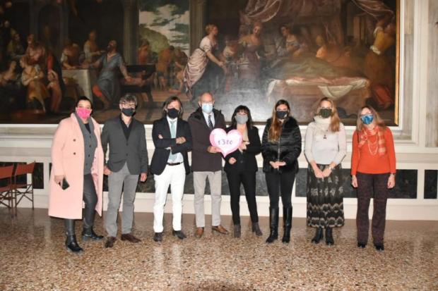 La consegna del ricavato a Ca' Farsetti