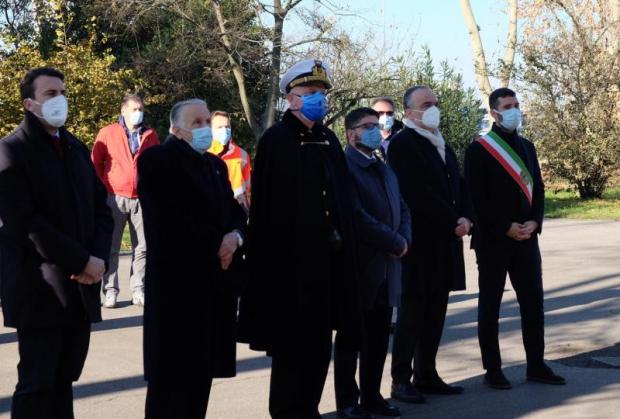 Tomaello insieme ad autorità civili e militari