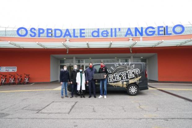 L'assessore Venturini alla consegna di doni agli operatori dell'Angelo