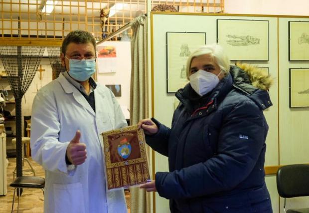 L'assessore Mar consegna il gagliardetto del Comune a Menin