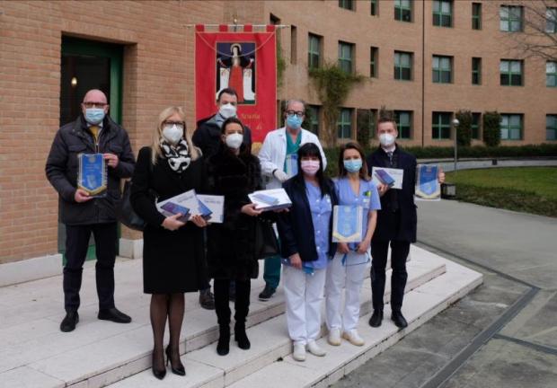 La consegna dei tablet ai Battuti con l'assessore Venturini