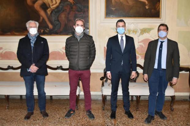 Venturini con i produttori di Al di là dal fiume e tra gli alberi