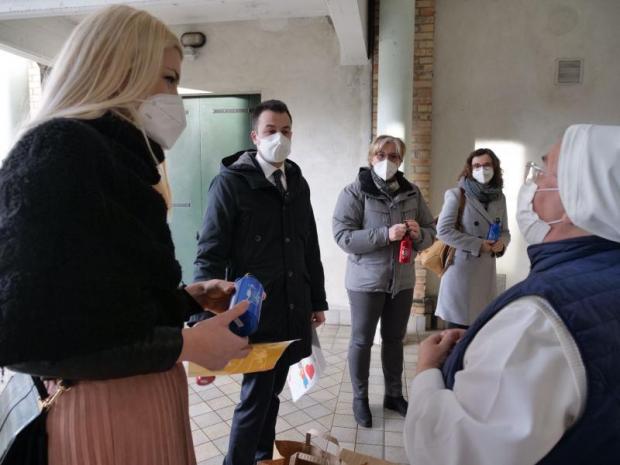 Gli assessori Besio e Venturini con gli operatori di Casa Nazareth