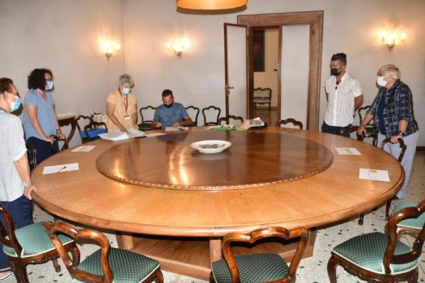 un momento della firma dei contratti
