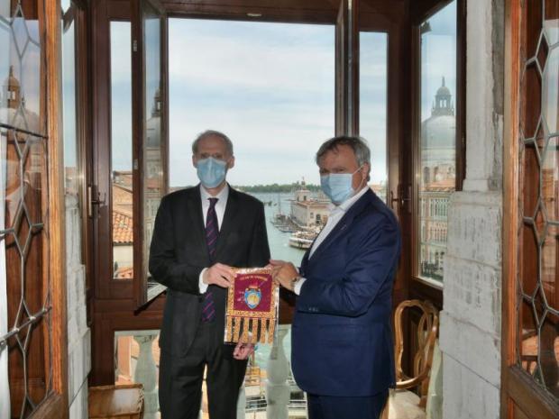 Brugnaro con ambasciatore