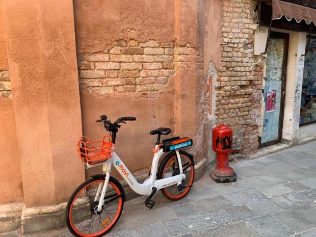 Bici del Bike sharing abbandonata a Venezia