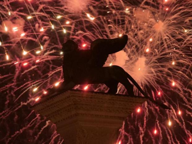 leone alato illuminato dai fuochi d'artificio