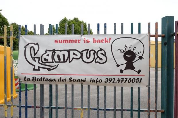 striscione davanti alla scuola Valeri