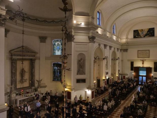 L'interno del Duomo con i fedeli