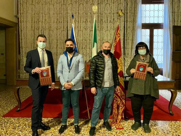 La consegna dei gagliardetti da Venturini e Tosi a Ca' Farsetti