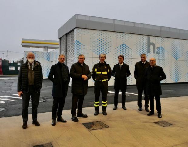 Il sopralluogo del sindaco Brugnaro alla stazione di servizio