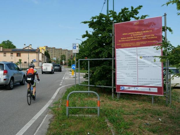 Ciclista su pista ciclabile