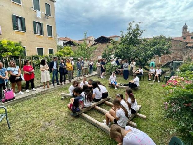La festa nell'orto sociale a Dorsoduro