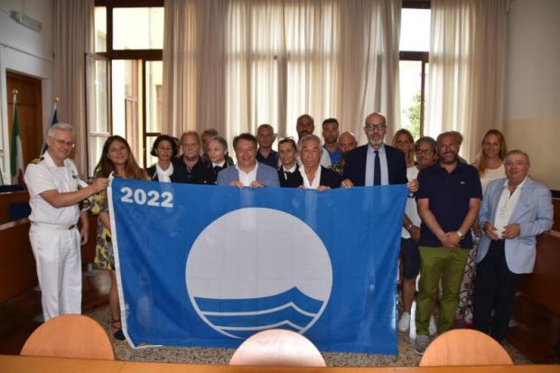 La consegna della bandiera